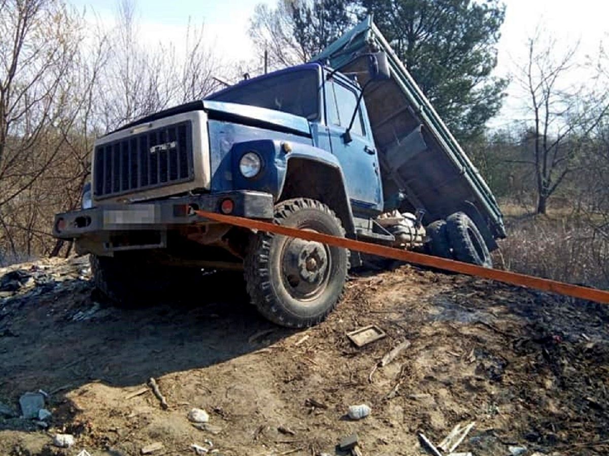 У Львові вантажівка застрягла у водоймі під час несанкціонованого скидання сміття