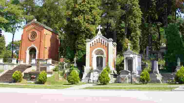 Львів’ян закликають не відвідувати кладовища під час Великодніх свят