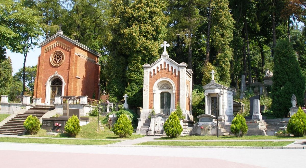 Львів’ян закликають не відвідувати кладовища під час Великодніх свят