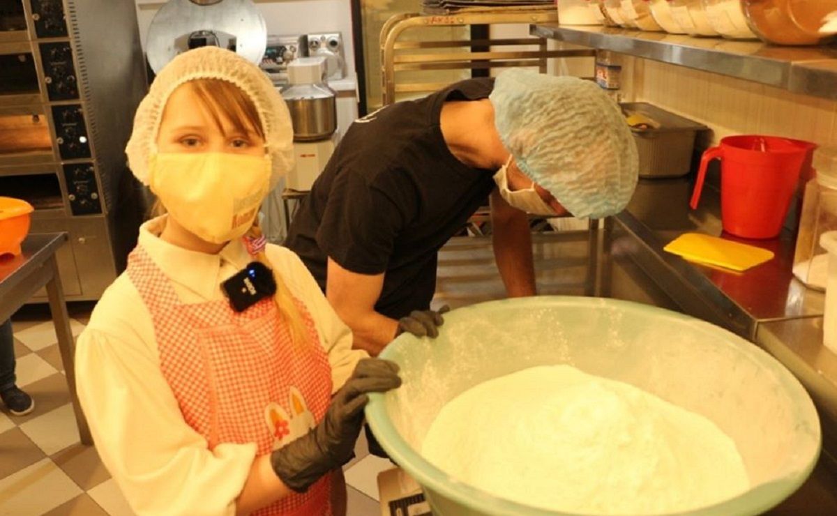 12-річна киянка на карантині у Трускавці спекла 1000 пасок