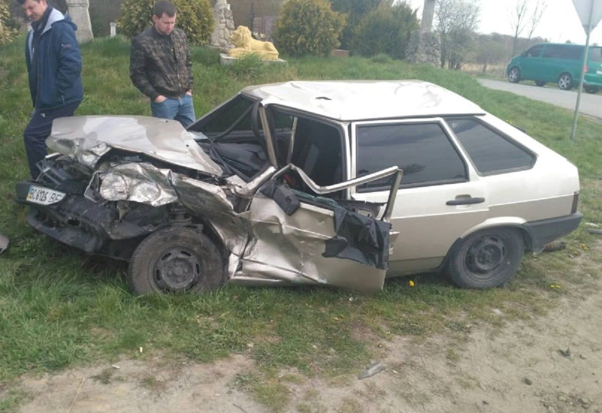 На трасі у Давидові біля Львова зіткнулися мікроавтобус і «дев’ятка»