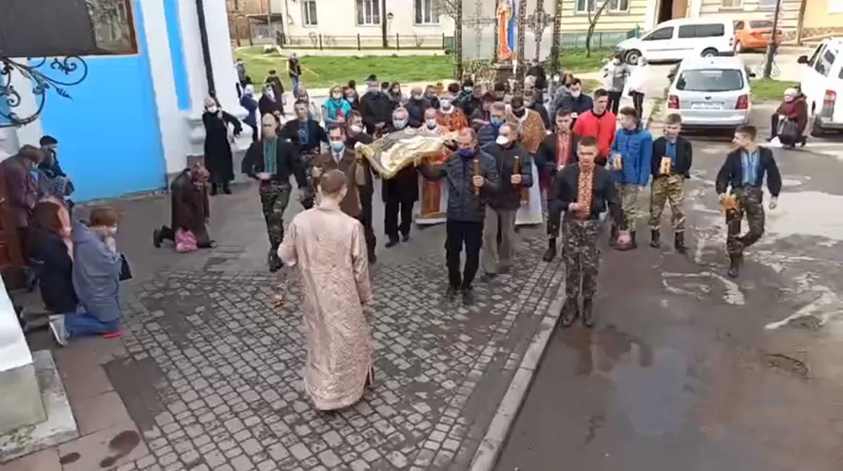 Поліція відкрила справу через винесення плащаниці у самбірській церкві 