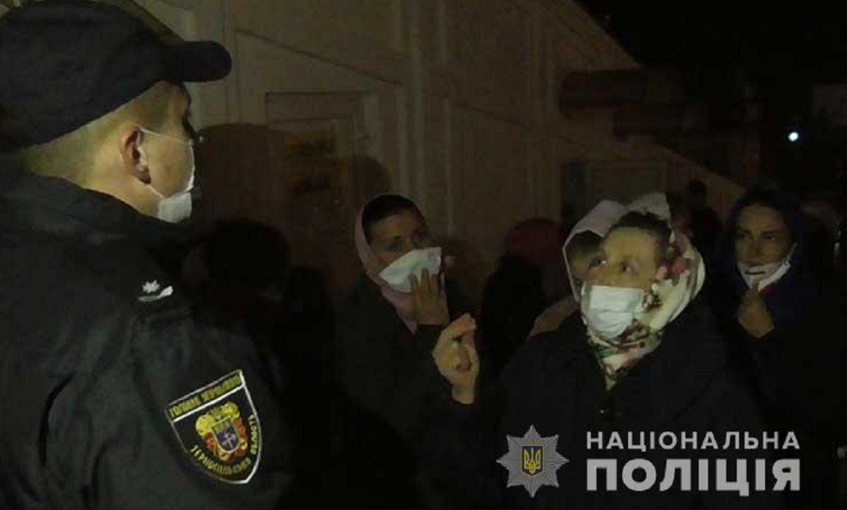 Почаївська лавра порушила карантин під час Великоднього богослужіння