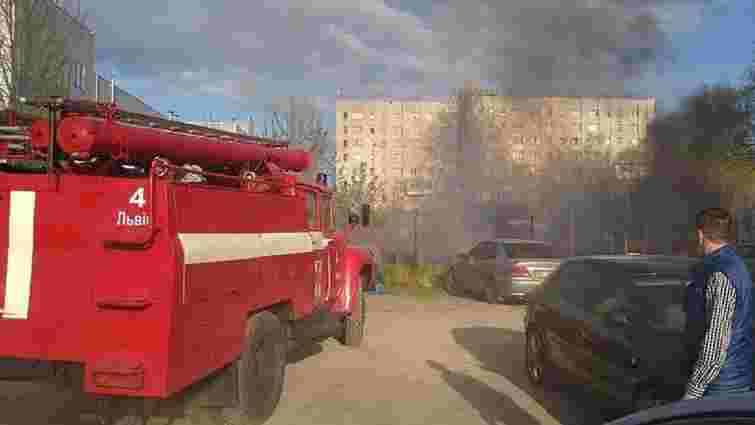Через пожежу сухої трави у Львові вогонь перекинувся на автівки на стоянці