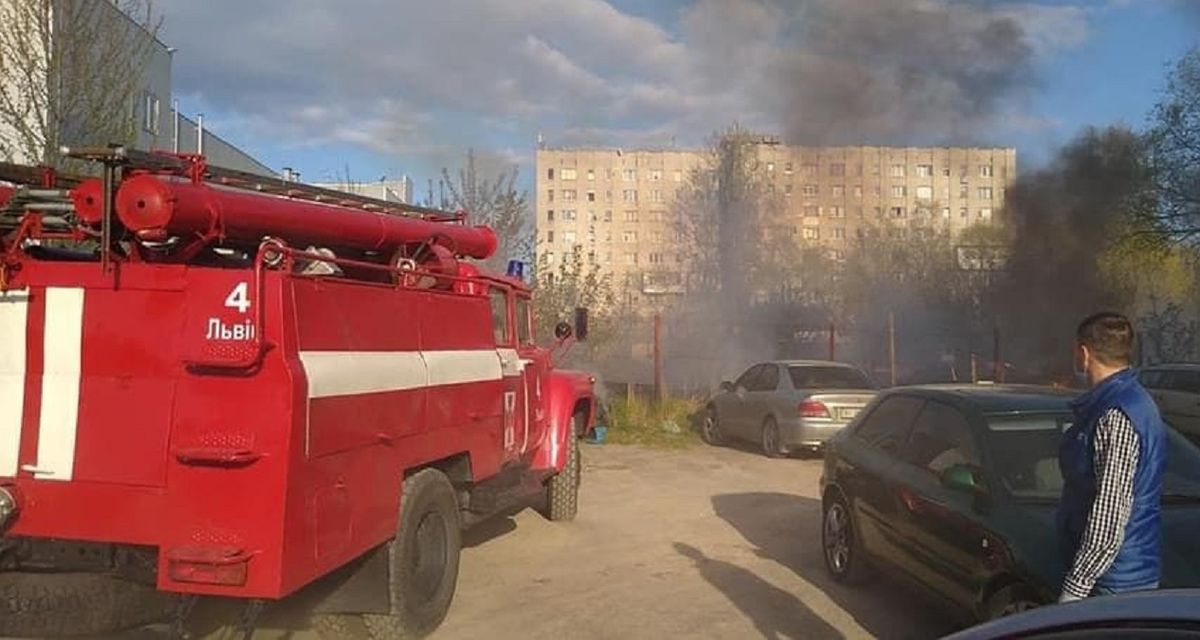 Через пожежу сухої трави у Львові вогонь перекинувся на автівки на стоянці