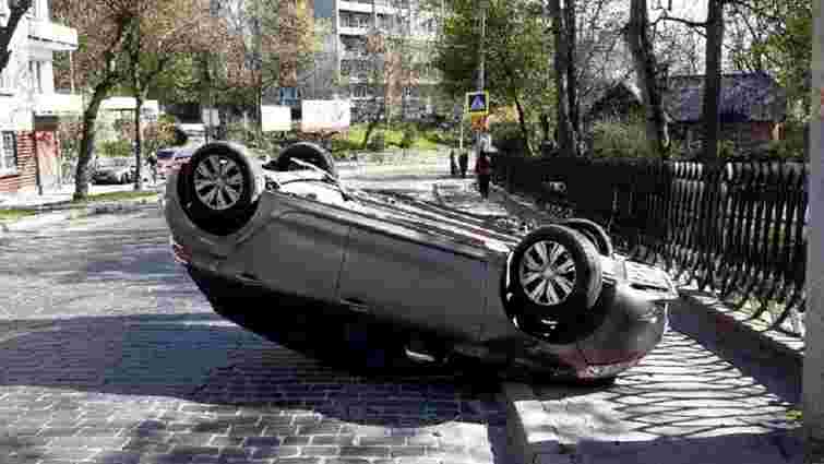 Внаслідок ДТП у Львові автомобіль перекинувся на дах
