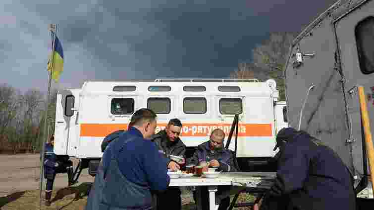 ДСНС показала побут рятувальників, які борються з пожежами у Чорнобильській зоні