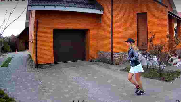 Киянка пробігла 42-кілометровий марафон навколо дому для допомоги медикам