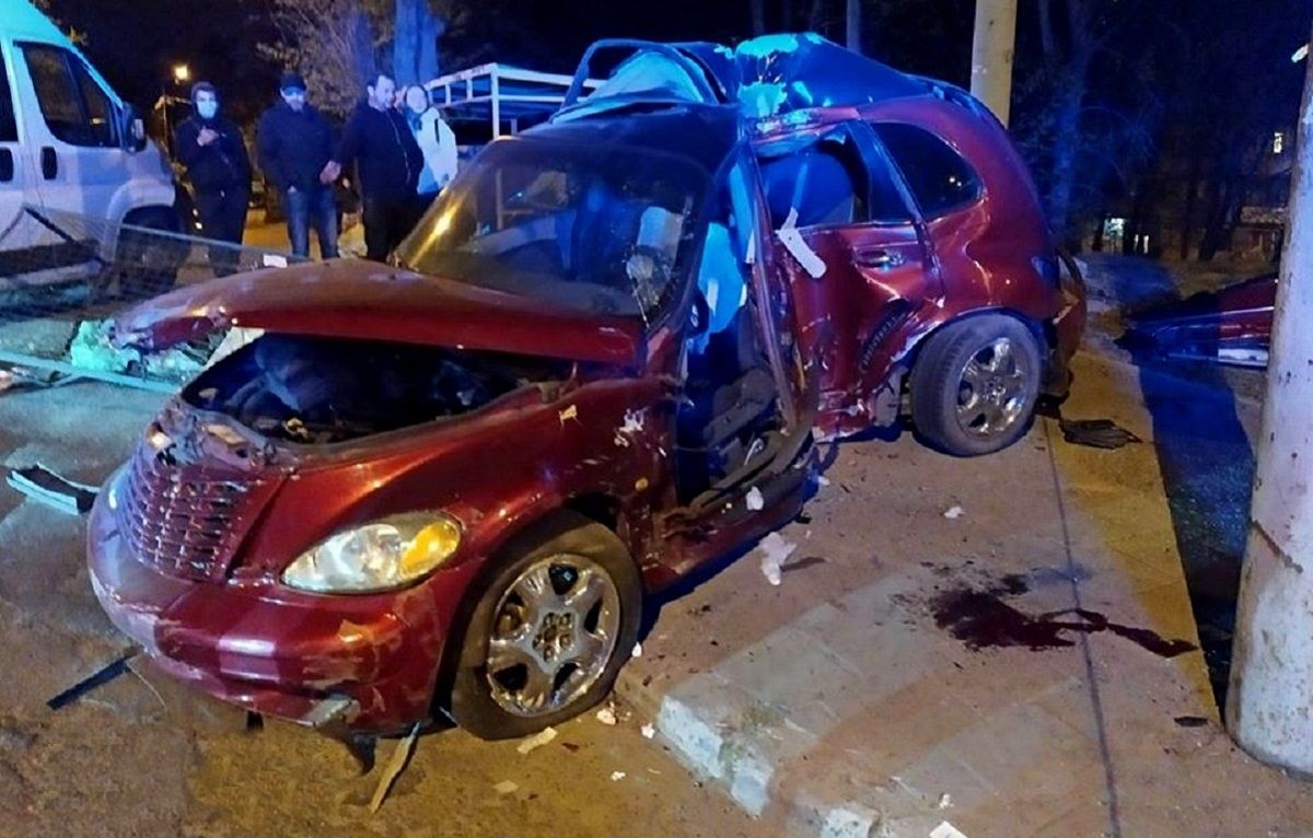 У Львові водій Chrysler врізався у стовп