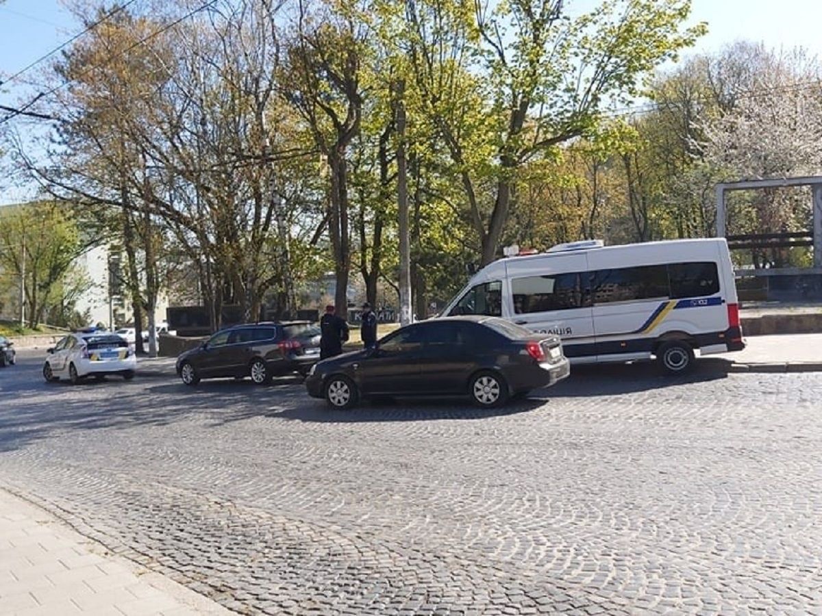 Автомобіль львівського волонтера обстріляли з невстановленої зброї