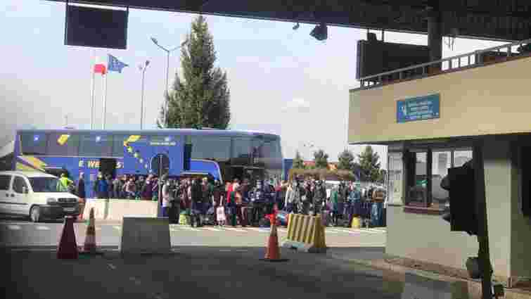 ЛОДА організувала платні автобуси на кордоні, 50 злотих за 500 метрів