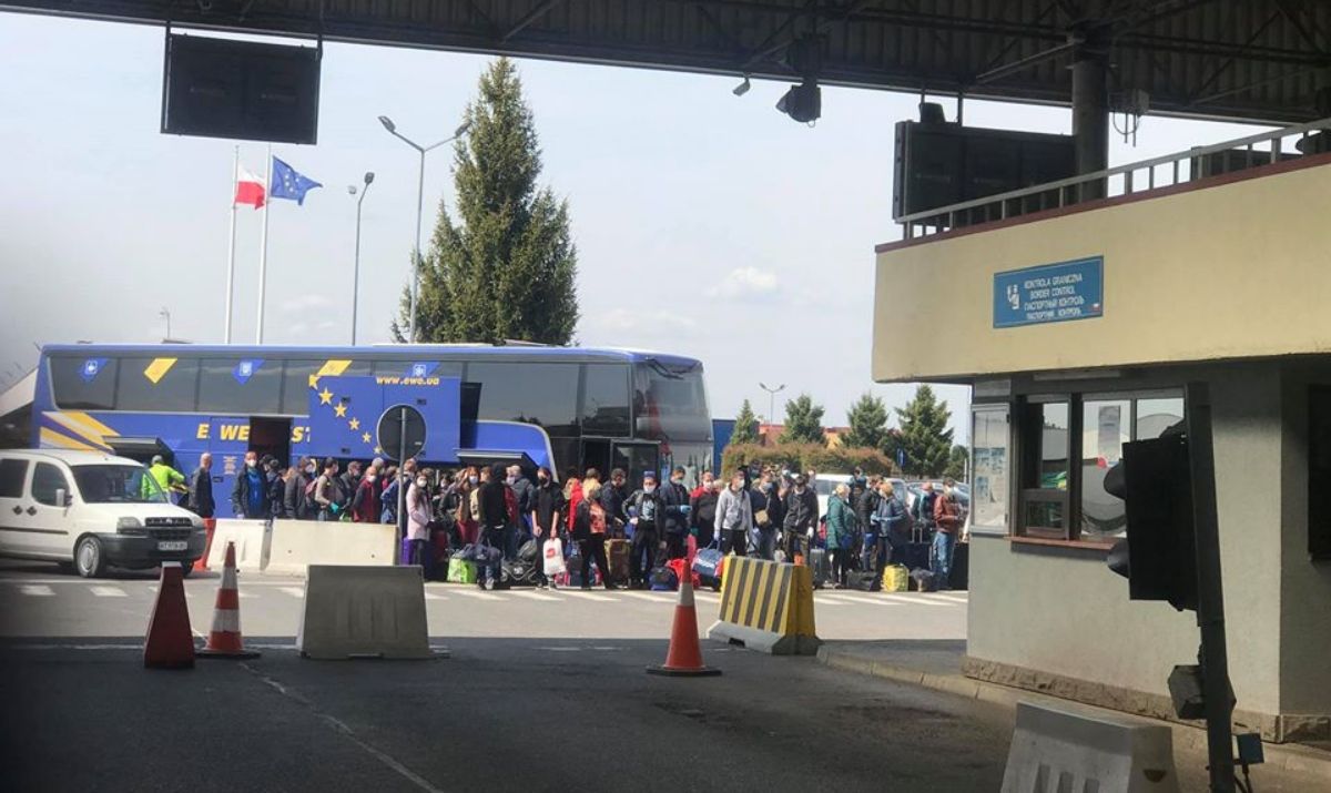 ЛОДА організувала платні автобуси на кордоні, 50 злотих за 500 метрів
