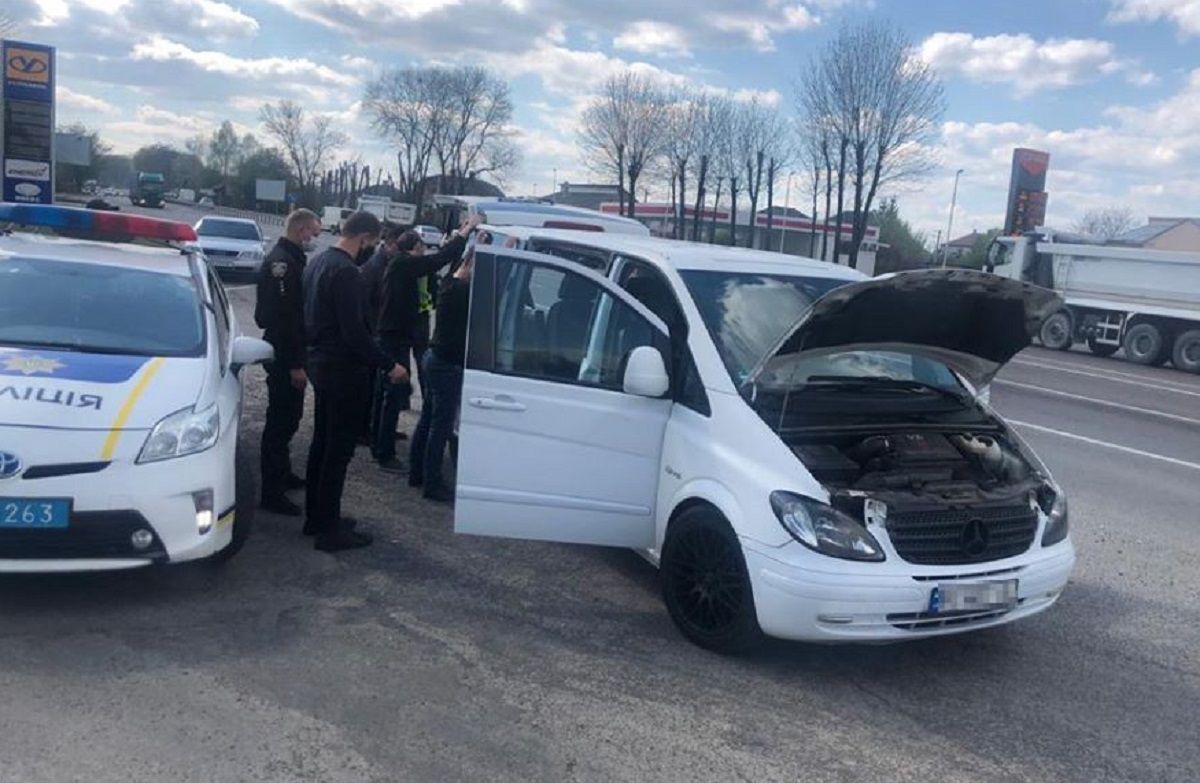 Біля Львова зупинили водія мікроавтобуса під впливом наркотиків
