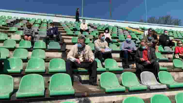 Червоноградські депутати провели засідання сесії на стадіоні