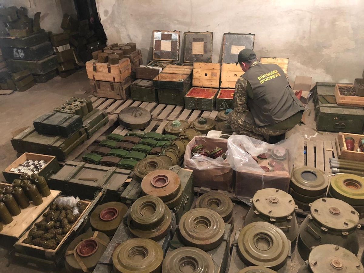 Поліцію і прокуратуру викрили на брехні про виявлення великого складу зброї на Донеччині