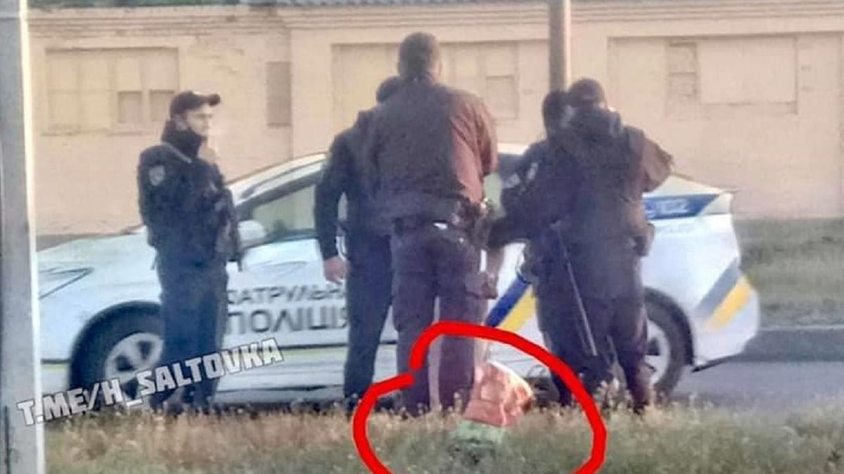 На вулиці у Харкові поліція затримала оголену жінку з головою її доньки