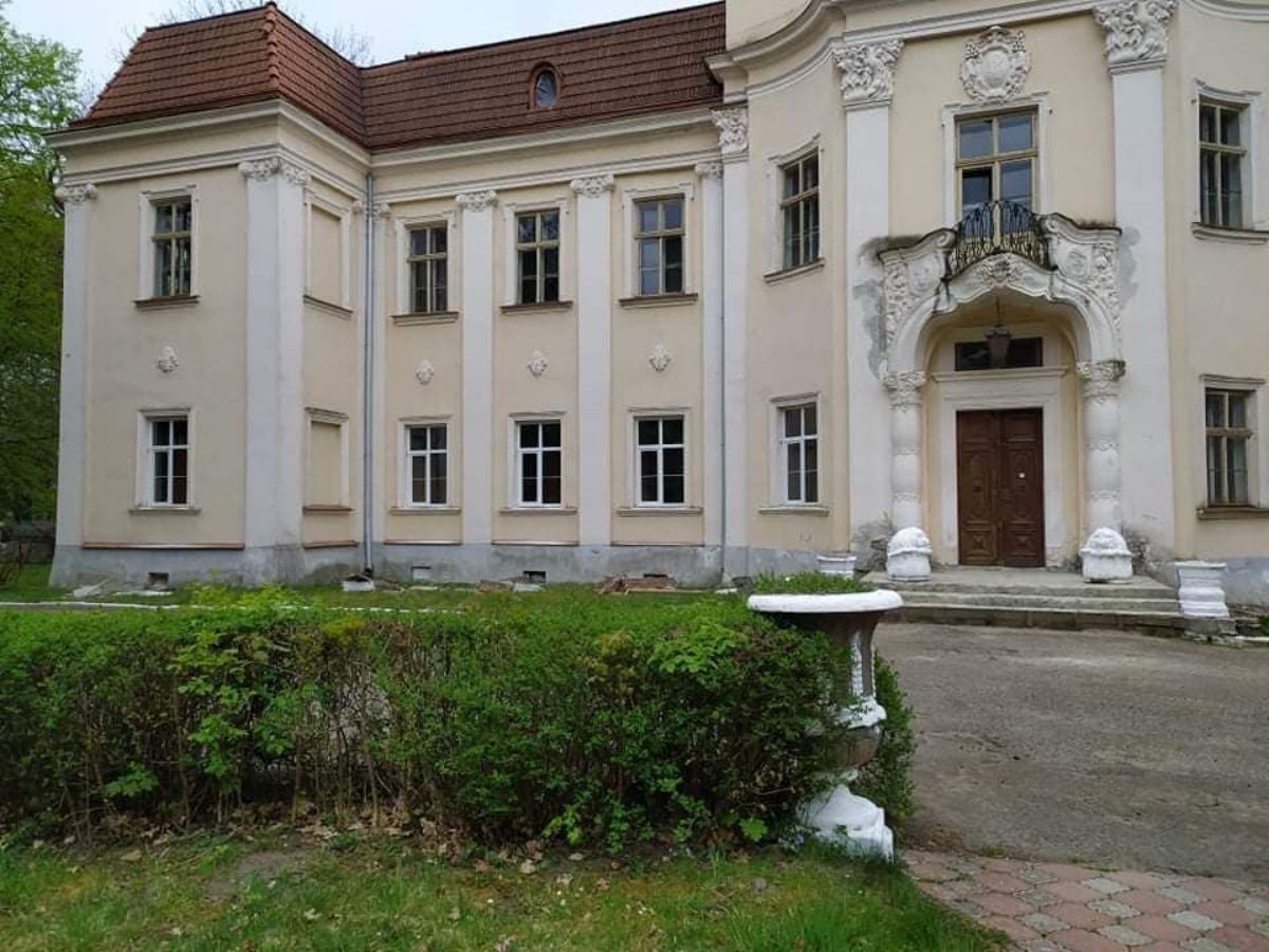 У палаці архієпископів XVIII ст. самовільно встановили пластикові вікна