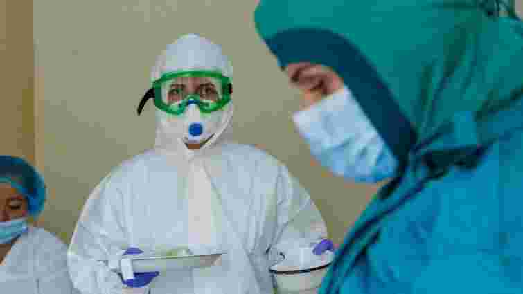 Україна не може отримати з Китаю закуплені за завищеними цінами костюми захисту для лікарів
