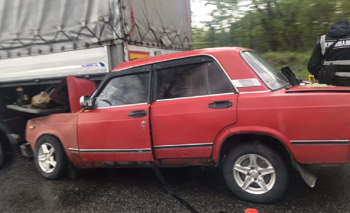 Біля Стрия водій «Жигулів» заїхав під  фуру, яка стояла на дорозі
