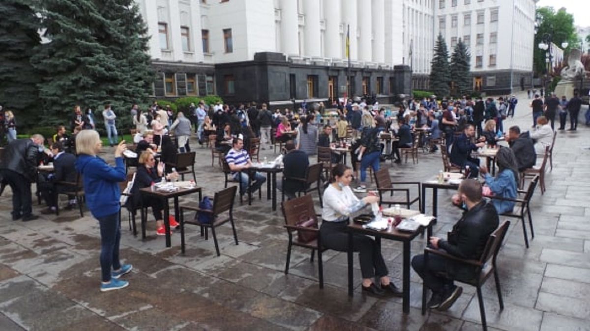 Ресторатори влаштували перформанс-протест під Офісом президента