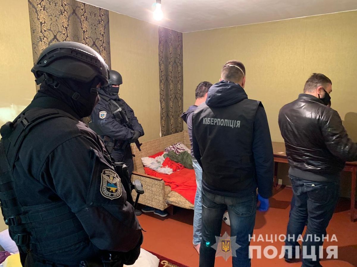 Кіберполіція викрила шахраїв, які видурили 3,5 млн грн на продажі масок та ліків