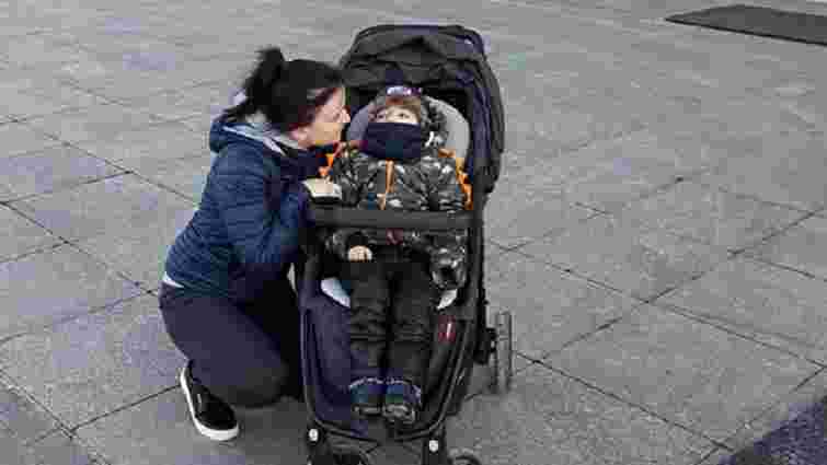 Важкохворого 5-річного українця не впустили на літак додому