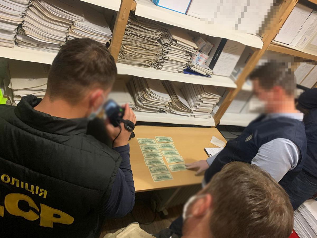 Очільника закарпатського підрозділу АМКУ затримали під час отримання хабара