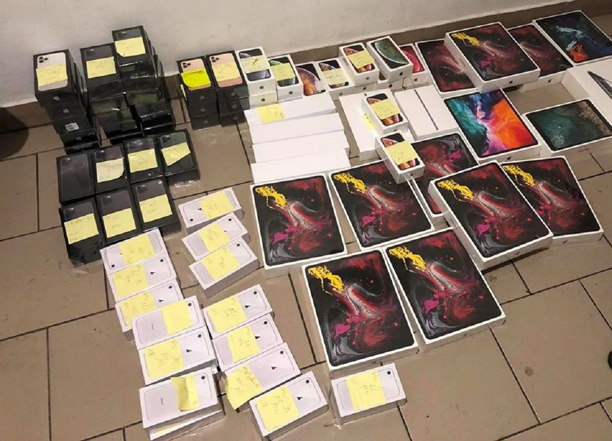 Працівник львівського підприємства намагався перевезти контрабандою техніку Apple