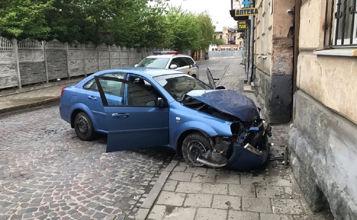 У Львові автомобіль в’їхав у стіну житлового будинку