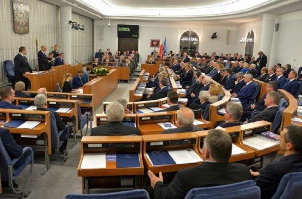 Сенат Польщі відмовився від ідеї проведення виборів президента поштою