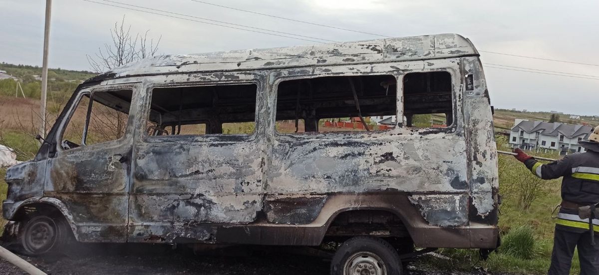 У передмісті Львова під час руху загорівся мікроавтобус