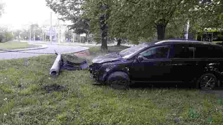 Нетверезий водій Toyota Avensis в’їхав у стовп на перехресті Стрийська-Наукова
