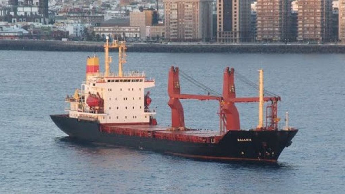Біля берегів Африки пірати викрали українського моряка