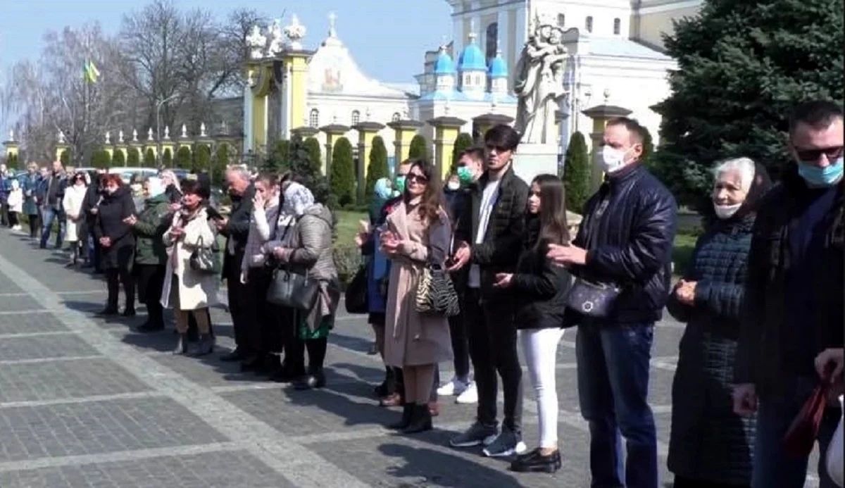 Суд відмовився штрафувати священика та мера Червонограда за масове богослужіння на карантині