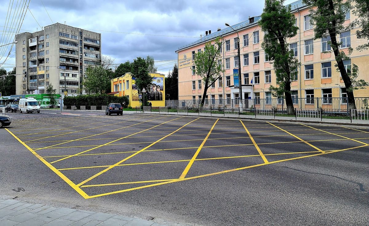 У Львові вперше нанесли розмітку «вафельниця» на перехресті

