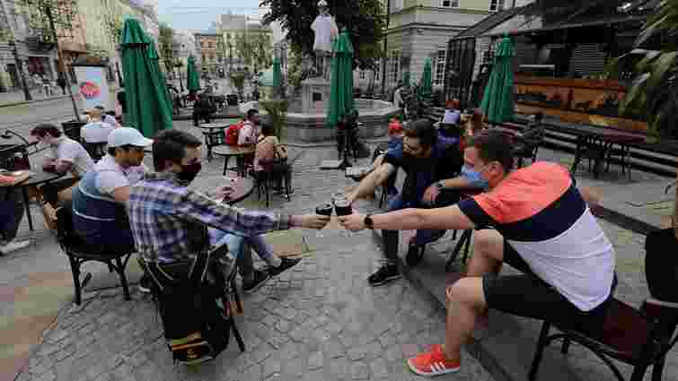 Уряд дозволив сидіти вчотирьох за столиком на літніх терасах кафе