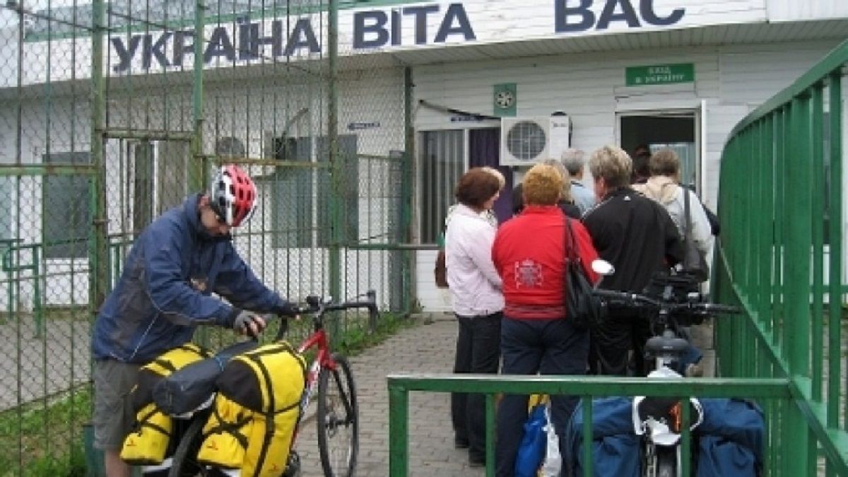 Уряд дозволив піший перехід через кордон у Шегинях