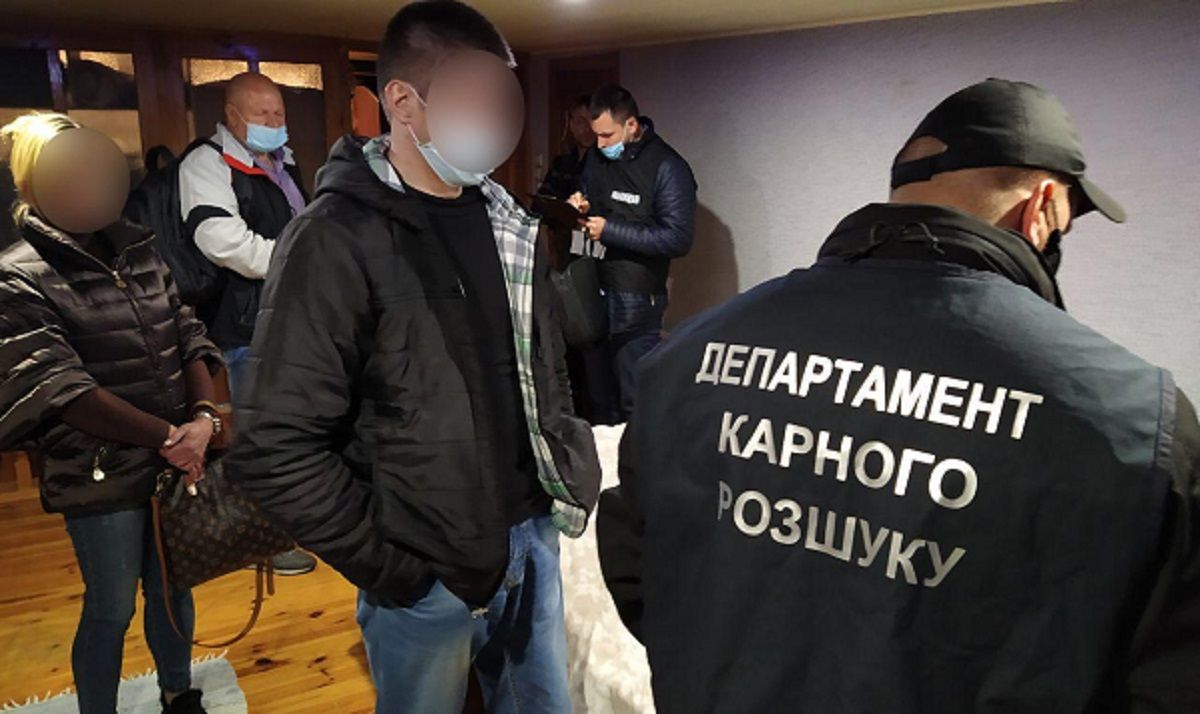 У центрі Львова затримали підозрюваних у масштабній афері з нерухомістю