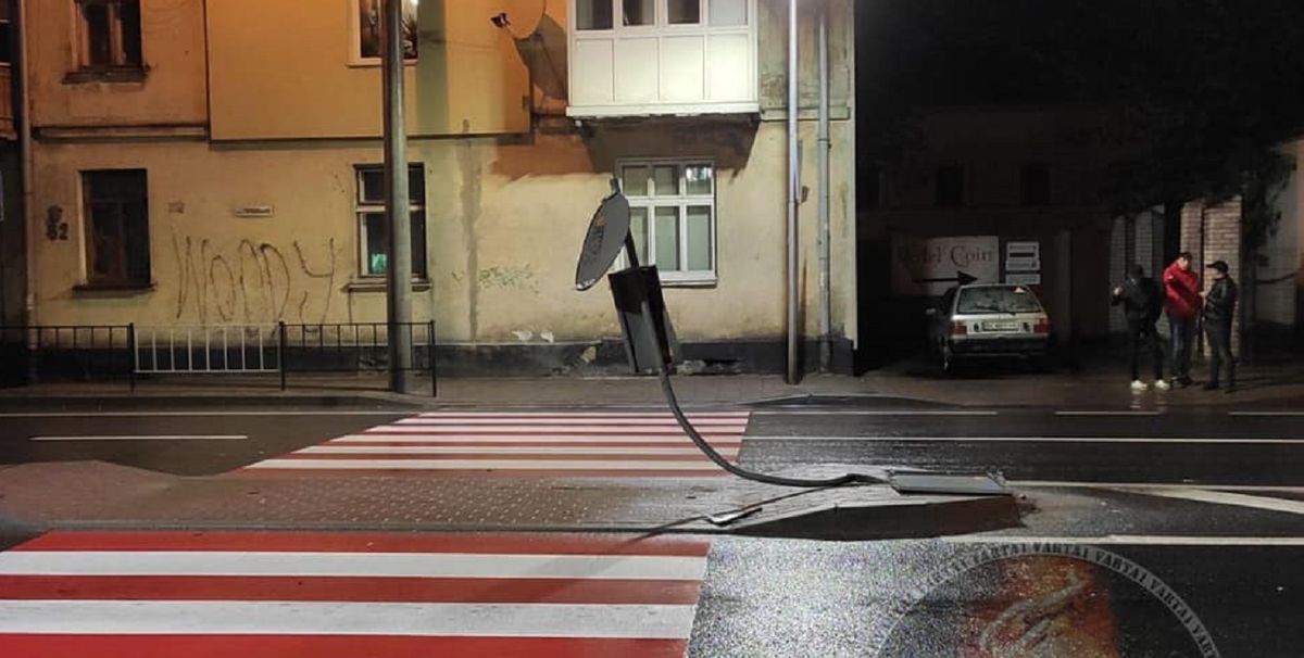 П’яний водій позашляховика зніс дорожні знаки на вул. Городоцькій у Львові