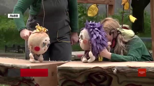 Театр ляльок поставив у львівських двориках виставу про Колобка
