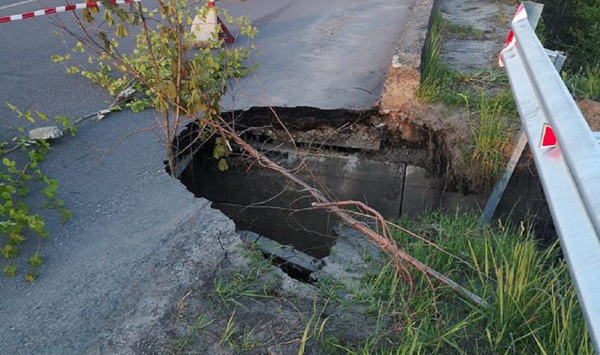 На дорозі біля Нового Роздолу на Львівщині провалилася частина мосту