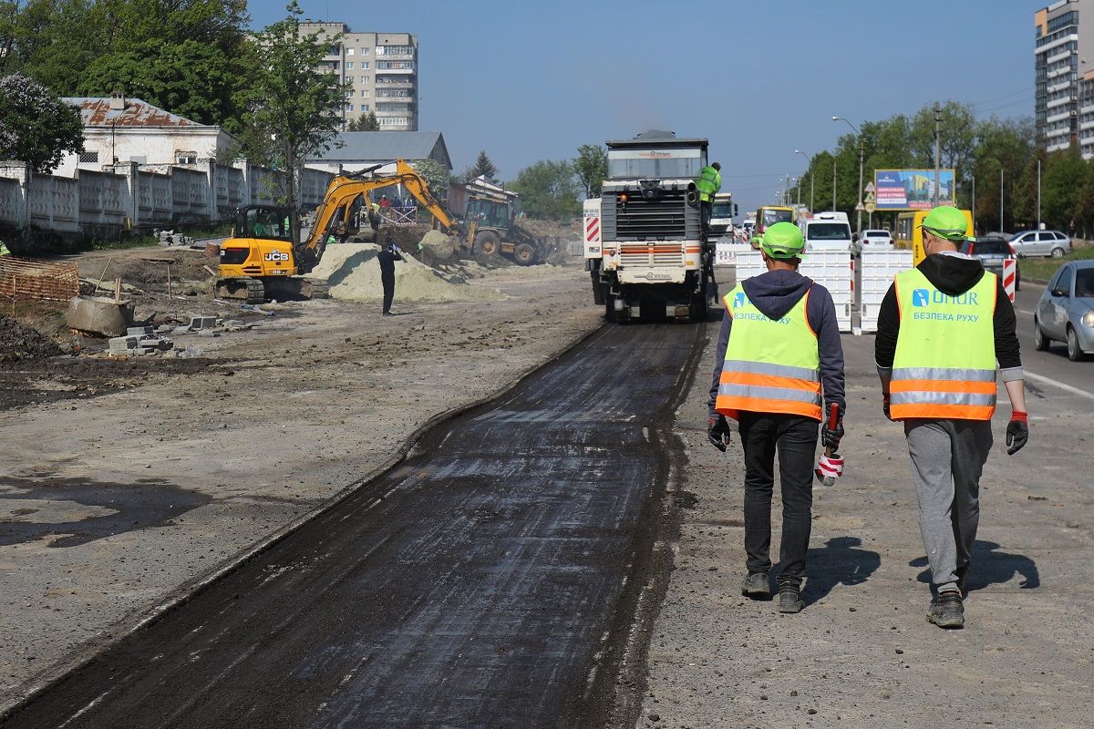 На вул. Хуторівка у Львові починають стелити асфальт