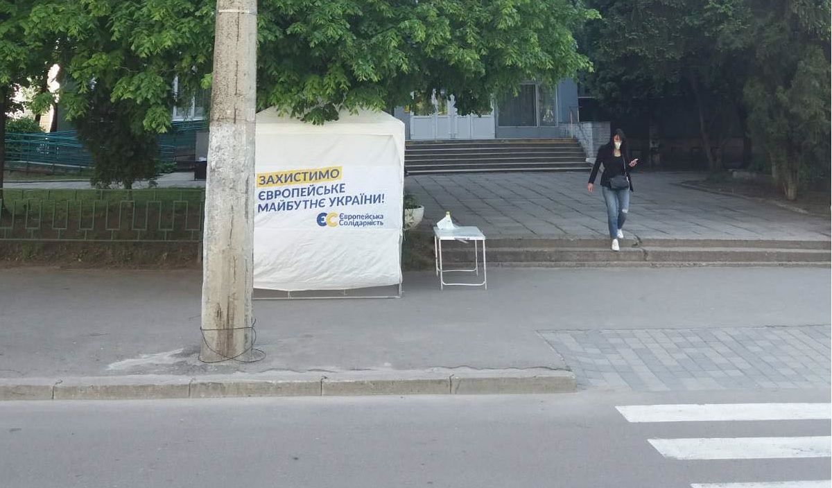 Львівські медики вимагають прибрати партійні намети з-під поліклінік і лікарень