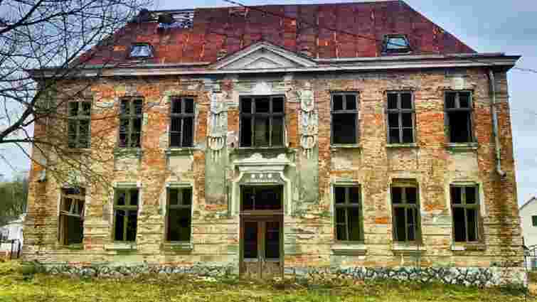 На Львівщині відновлять покинуту 115-річну будівлю школи