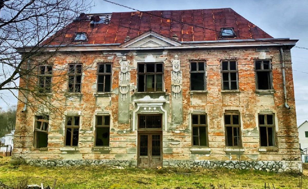 На Львівщині відновлять покинуту 115-річну будівлю школи
