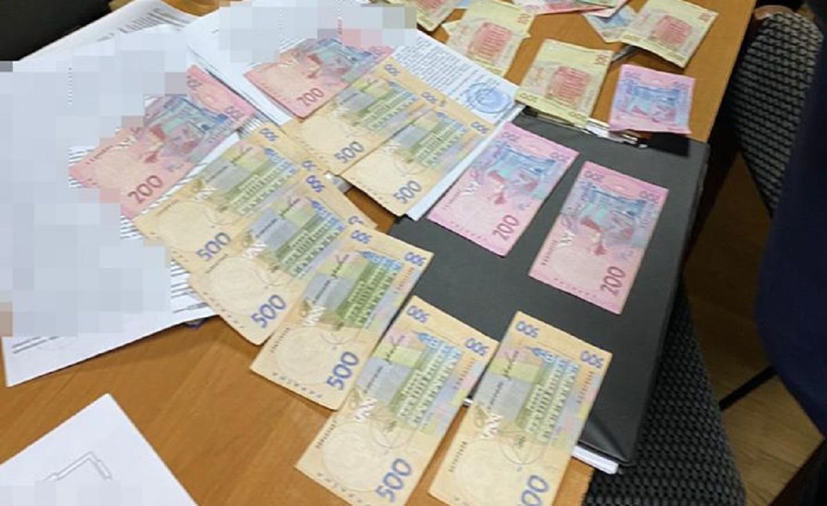 Головного інспектора Галицької митниці та митного брокера затримали під час отримання хабара