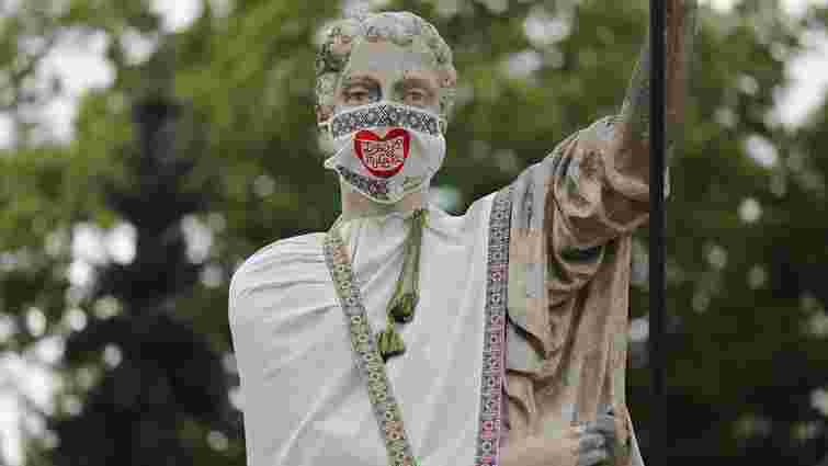 Скульптури у центрі Львова одягнули у вишиті маски