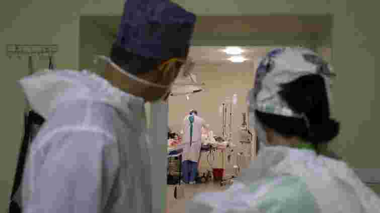 Хворі на коронавірус працівники обласних лікарень  додатково отримають  два посадові оклади