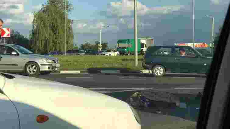 На виїзді зі Львова вантажівка на смерть збила пішохода