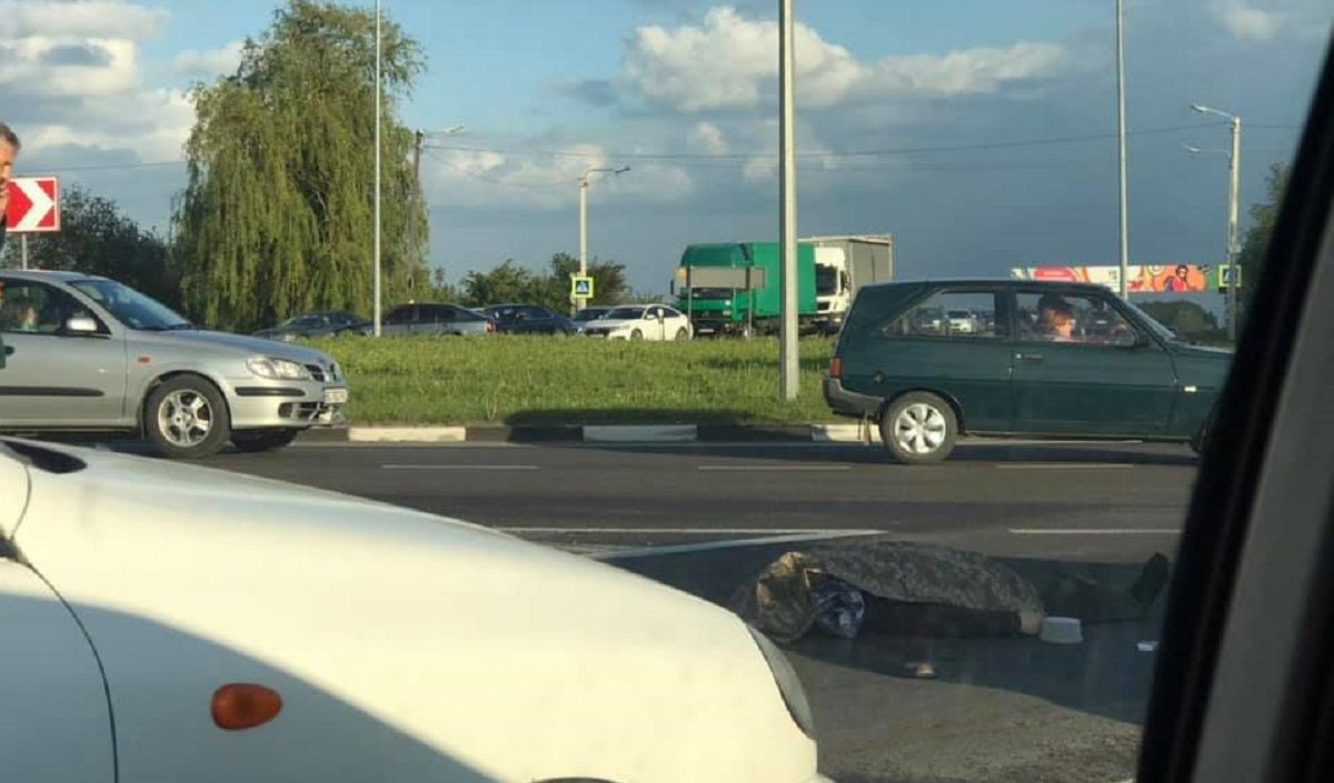 На виїзді зі Львова вантажівка на смерть збила пішохода